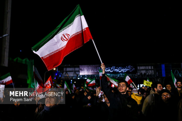 عزاداری و تجمع مردمی در سوگ رهبر شهید در میدان شهدای هفتم تیر تهران