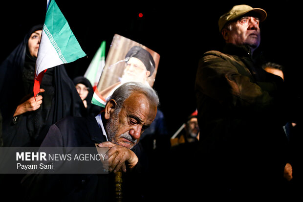 عزاداری و تجمع مردمی در سوگ رهبر شهید در میدان شهدای هفتم تیر تهران