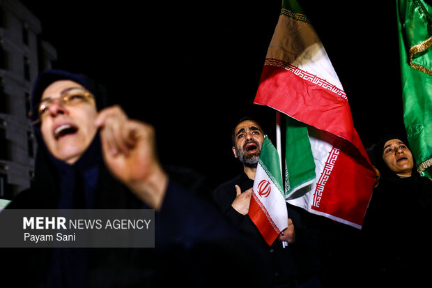 عزاداری و تجمع مردمی در سوگ رهبر شهید در میدان شهدای هفتم تیر تهران