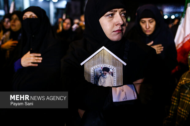 عزاداری و تجمع مردمی در سوگ رهبر شهید در میدان شهدای هفتم تیر تهران