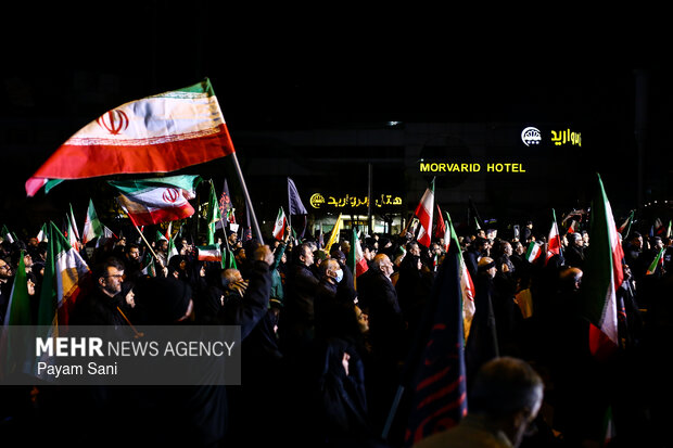 عزاداری و تجمع مردمی در سوگ رهبر شهید در میدان شهدای هفتم تیر تهران