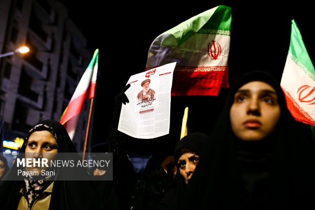 عزاداری و تجمع مردمی در سوگ رهبر شهید در میدان شهدای هفتم تیر تهران