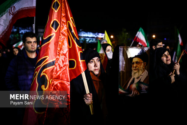 عزاداری و تجمع مردمی در سوگ رهبر شهید در میدان شهدای هفتم تیر تهران