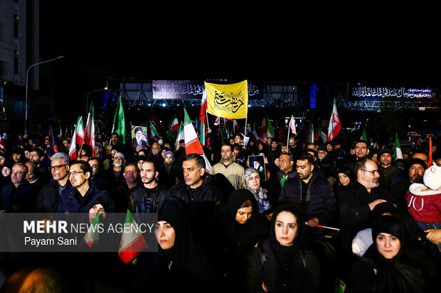 عزاداری و تجمع مردمی در سوگ رهبر شهید در میدان شهدای هفتم تیر تهران