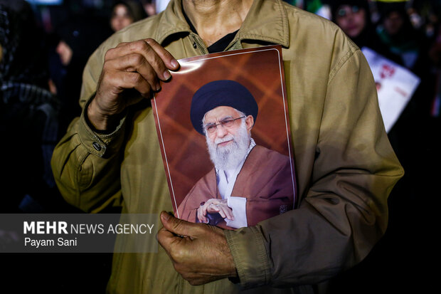 عزاداری و تجمع مردمی در سوگ رهبر شهید در میدان شهدای هفتم تیر تهران