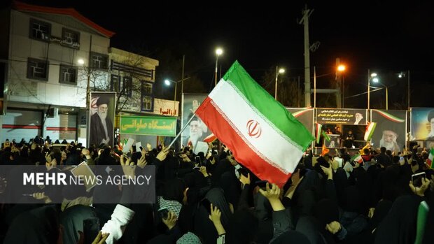 اجتماع شبانه کوهدشتی‌ها و دلفانی‌ها در سوگ رهبر شهید ملت