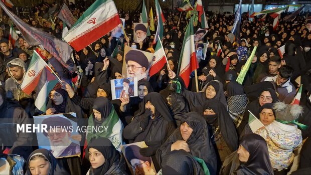 اجتماع شبانه کوهدشتی‌ها و دلفانی‌ها در سوگ رهبر شهید ملت