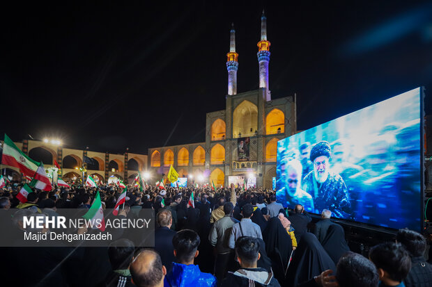 تجمع حماسی مردم ولایی دارالعباده یزد در خون‌خواهی امام شهید انقلاب