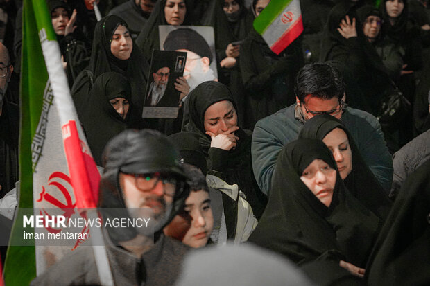 رجز خوانی خواهر شهید کهریزی در اجتماع کرمانشاهیان