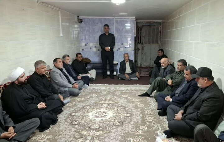 مسئولان دیلم با خانواده شهیدمحمدرضا تمدن فر دیدار کردند