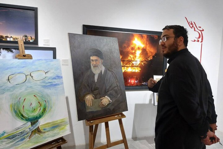 بازدید رئیس حوزه هنری از کارگاه خلق اثر تجسمی «رهبر شهید» بازدید رئیس حوزه هنری از کارگاه خلق اثر تجسمی «رهبر شهید»