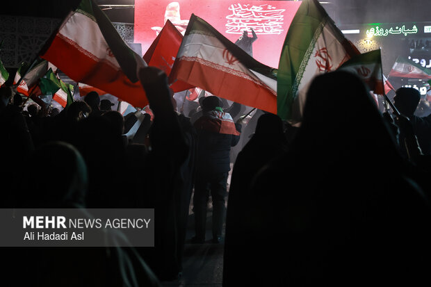 عزاداری و تجمع مردمی در سوگ رهبر شهید در میدان حضرت ولیعصر (عج) تهران