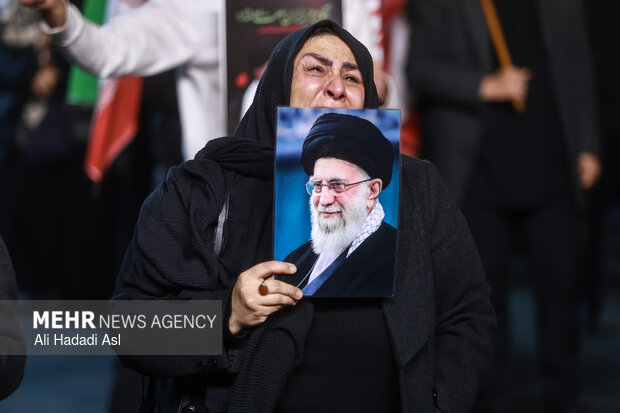 عزاداری و تجمع مردمی در سوگ رهبر شهید در میدان حضرت ولیعصر (عج) تهران