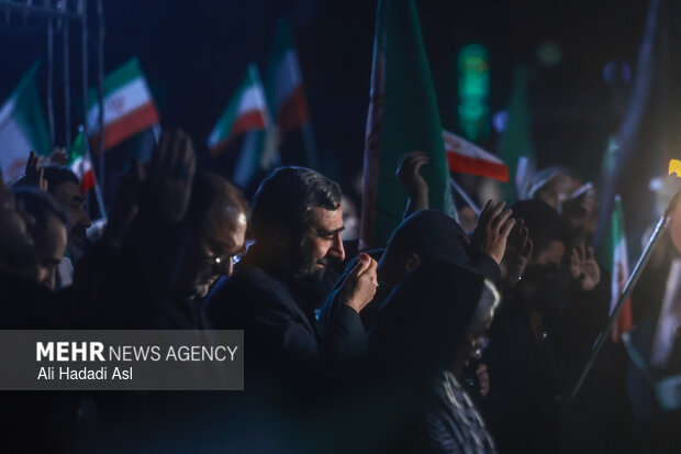 عزاداری و تجمع مردمی در سوگ رهبر شهید در میدان حضرت ولیعصر (عج) تهران