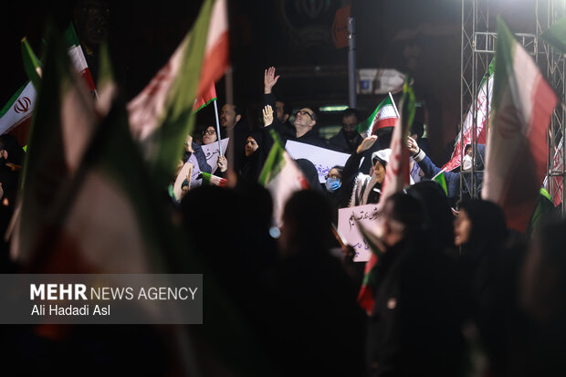 عزاداری و تجمع مردمی در سوگ رهبر شهید در میدان حضرت ولیعصر (عج) تهران