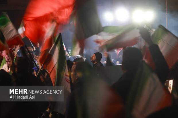 عزاداری و تجمع مردمی در سوگ رهبر شهید در میدان حضرت ولیعصر (عج) تهران