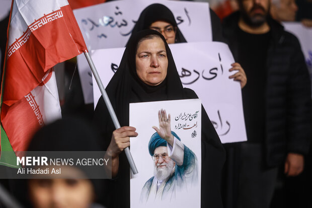 عزاداری و تجمع مردمی در سوگ رهبر شهید در میدان حضرت ولیعصر (عج) تهران