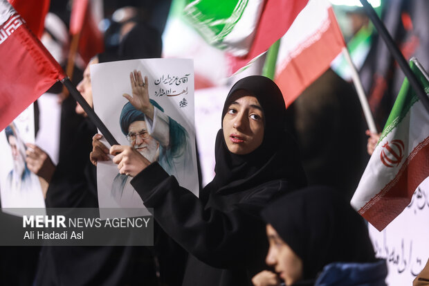 عزاداری و تجمع مردمی در سوگ رهبر شهید در میدان حضرت ولیعصر (عج) تهران