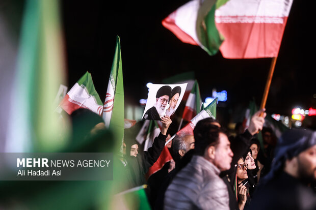 عزاداری و تجمع مردمی در سوگ رهبر شهید در میدان حضرت ولیعصر (عج) تهران