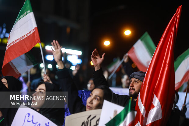 عزاداری و تجمع مردمی در سوگ رهبر شهید در میدان حضرت ولیعصر (عج) تهران