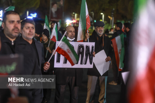 عزاداری و تجمع مردمی در سوگ رهبر شهید در میدان حضرت ولیعصر (عج) تهران