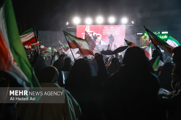 عزاداری و تجمع مردمی در سوگ رهبر شهید در میدان حضرت ولیعصر (عج) تهران