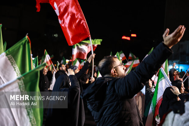 عزاداری و تجمع مردمی در سوگ رهبر شهید در میدان حضرت ولیعصر (عج) تهران