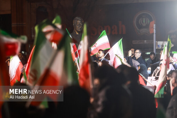 عزاداری و تجمع مردمی در سوگ رهبر شهید در میدان حضرت ولیعصر (عج) تهران