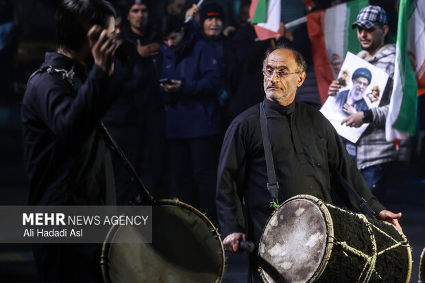 عزاداری و تجمع مردمی در سوگ رهبر شهید در میدان حضرت ولیعصر (عج) تهران