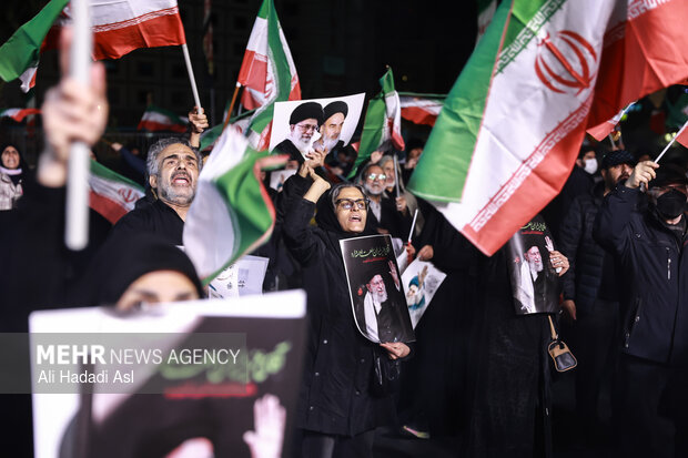 عزاداری و تجمع مردمی در سوگ رهبر شهید در میدان حضرت ولیعصر (عج) تهران