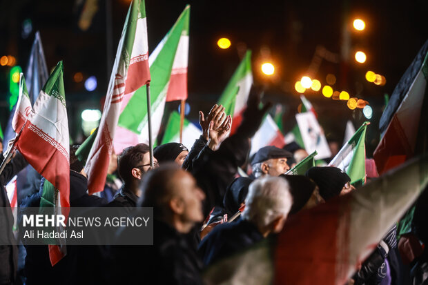 عزاداری و تجمع مردمی در سوگ رهبر شهید در میدان حضرت ولیعصر (عج) تهران