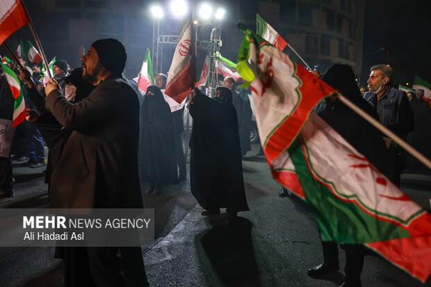 عزاداری و تجمع مردمی در سوگ رهبر شهید در میدان حضرت ولیعصر (عج) تهران