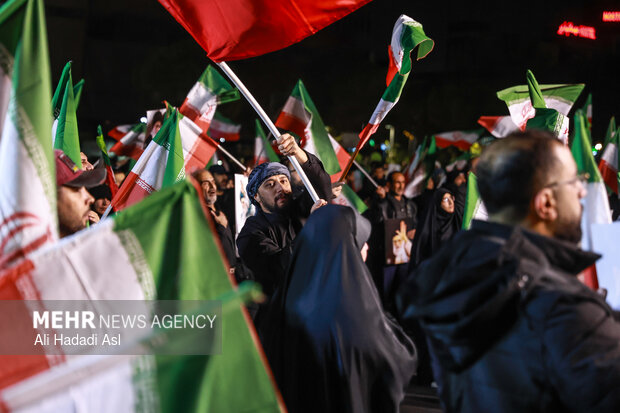 عزاداری و تجمع مردمی در سوگ رهبر شهید در میدان حضرت ولیعصر (عج) تهران