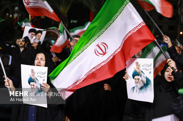 عزاداری و تجمع مردمی در سوگ رهبر شهید در میدان حضرت ولیعصر (عج) تهران