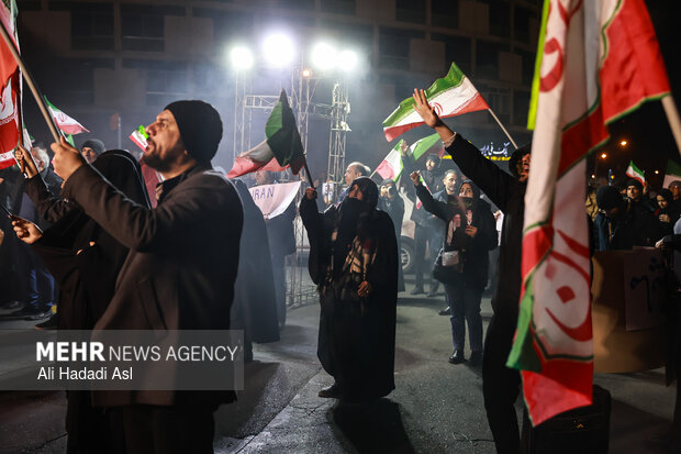 عزاداری و تجمع مردمی در سوگ رهبر شهید در میدان حضرت ولیعصر (عج) تهران