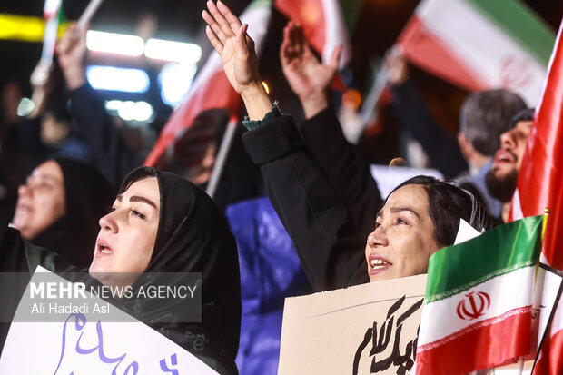 عزاداری و تجمع مردمی در سوگ رهبر شهید در میدان حضرت ولیعصر (عج) تهران