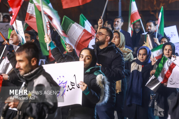 عزاداری و تجمع مردمی در سوگ رهبر شهید در میدان حضرت ولیعصر (عج) تهران