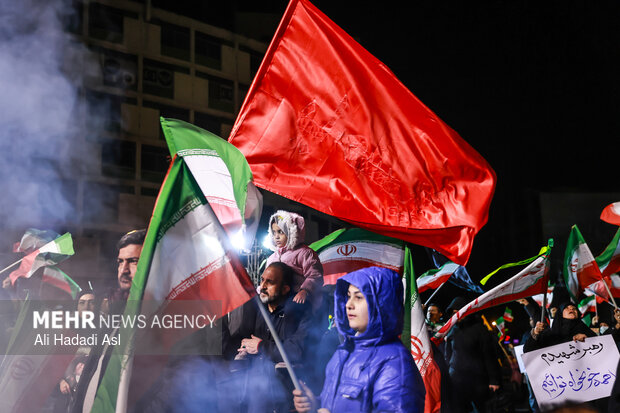 عزاداری و تجمع مردمی در سوگ رهبر شهید در میدان حضرت ولیعصر (عج) تهران