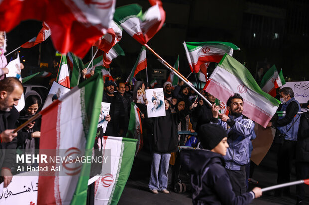 عزاداری و تجمع مردمی در سوگ رهبر شهید در میدان حضرت ولیعصر (عج) تهران