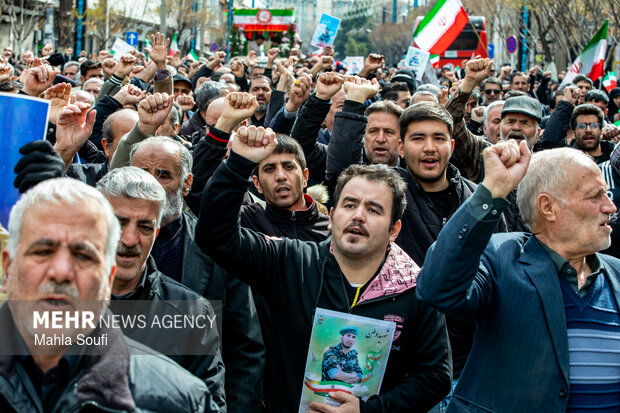 تشییع پیکر شهید مدافع اقتدار «عباس مبینی» در اراک