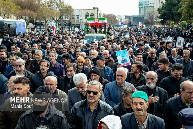 تشییع پیکر شهید مدافع اقتدار «عباس مبینی» در اراک