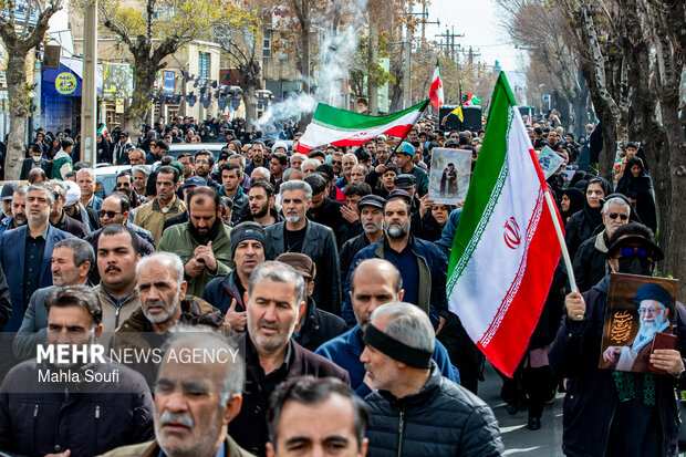 تشییع پیکر شهید مدافع اقتدار «عباس مبینی» در اراک