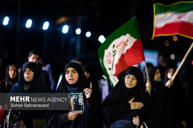 عزاداری و تجمع مردمی در سوگ رهبر شهید در میدان شهدای هفتم تیر تهران