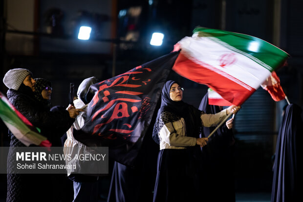 عزاداری و تجمع مردمی در سوگ رهبر شهید در میدان شهدای هفتم تیر تهران