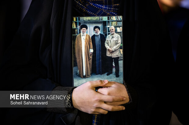 عزاداری و تجمع مردمی در سوگ رهبر شهید در میدان شهدای هفتم تیر تهران