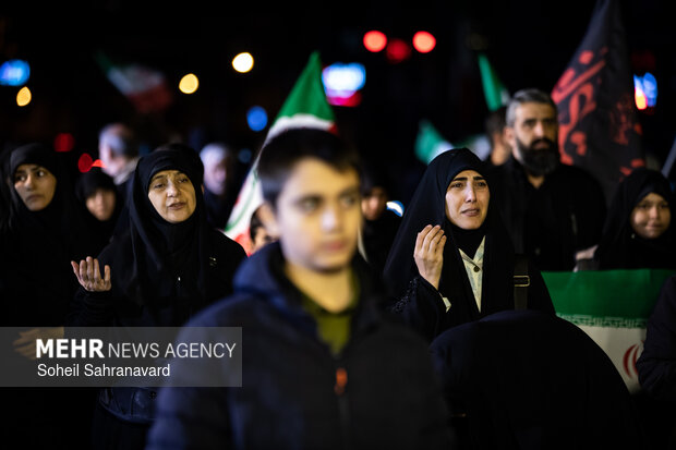 عزاداری و تجمع مردمی در سوگ رهبر شهید در میدان شهدای هفتم تیر تهران