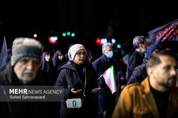 عزاداری و تجمع مردمی در سوگ رهبر شهید در میدان شهدای هفتم تیر تهران