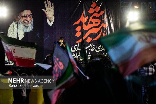 عزاداری و تجمع مردمی در سوگ رهبر شهید در میدان شهدای هفتم تیر تهران