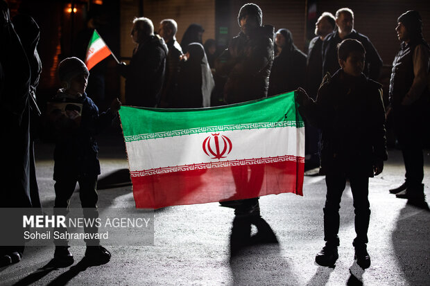 عزاداری و تجمع مردمی در سوگ رهبر شهید در میدان شهدای هفتم تیر تهران