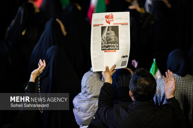 عزاداری و تجمع مردمی در سوگ رهبر شهید در میدان شهدای هفتم تیر تهران